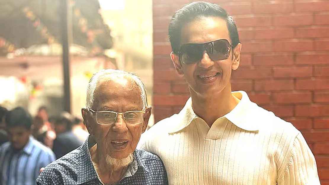 বাবাকে নিয়ে ভোট দিতে এসেছিলেন নোবেল 