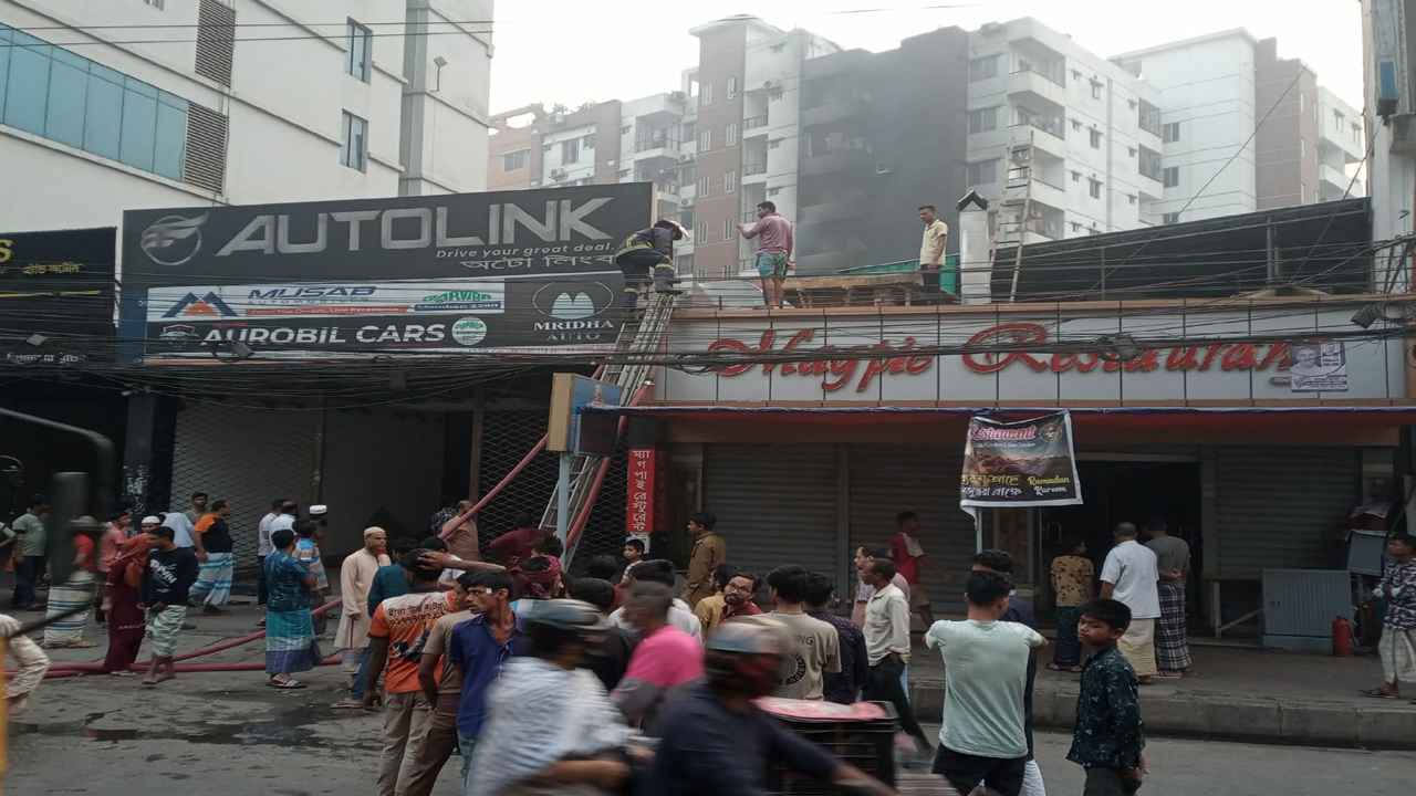 দেড় ঘণ্টা পর নর্দায় গাড়ির গ্যারেজের আগুন নিয়ন্ত্রণে