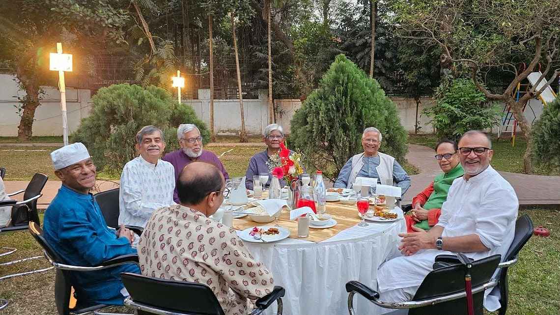 ড. ফাওজুল কবিরের বাসায় সাবেক উপদেষ্টাদের ইফতার