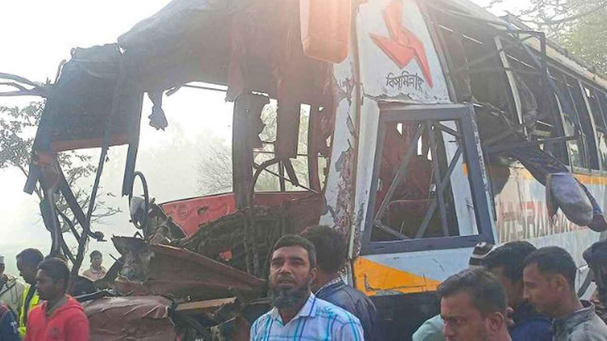 পাবনায় দুই বাসের মুখোমুখি সংঘর্ষ, প্রাণ গেল ২ জনের