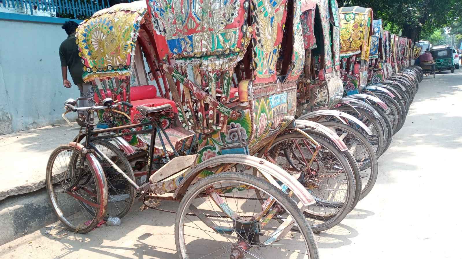 প্যাডেল রিকশায় আর চলছে না কামাল-আলমগীরদের জীবন