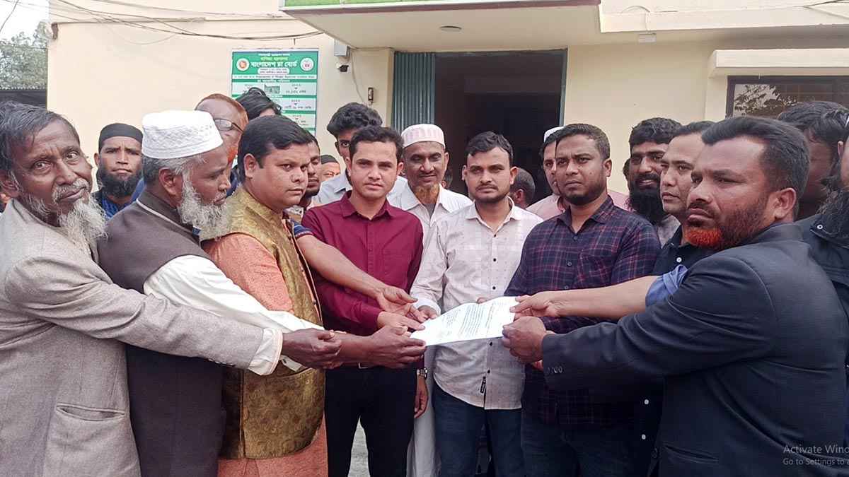 পঞ্চগড়ে বন্ধ চা কারখানা খুলে দিতে চা চাষীদের স্মারকলিপি প্রদান