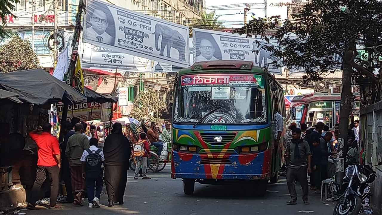 ঢাকা কলেজের শিক্ষার্থী আহত: ঠিকানা পরিবহনের ৩ বাস আটক
