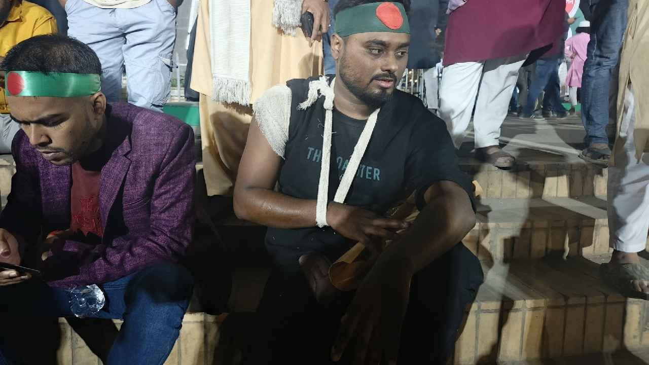 হাদি হত্যার বিচার চাইতে এসে পুলিশের হামলায় হাত ভাঙল শিক্ষার্থীর