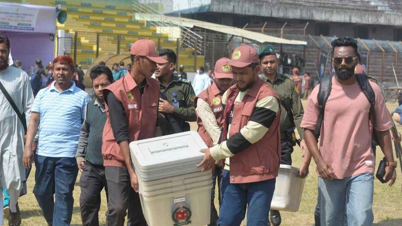 কেন্দ্রে কেন্দ্রে চলছে ভোটের প্রস্তুতি
