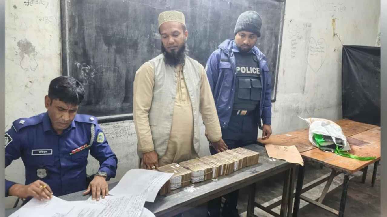 পটুয়াখালীতে ৫০ লাখ টাকাসহ স্বেচ্ছাসেবক দলের নেতা আটক