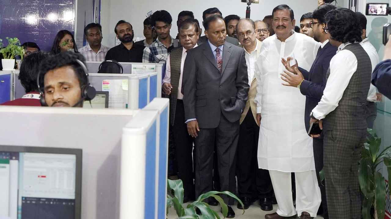 তেজগাঁওয়ে ভূমি ভবনে সিটিজেন কেয়ার সেন্টার ও কল সেন্টারের কার্যক্রম পরিদর্শন করছেন ভূমিমন্ত্রী মো. মি