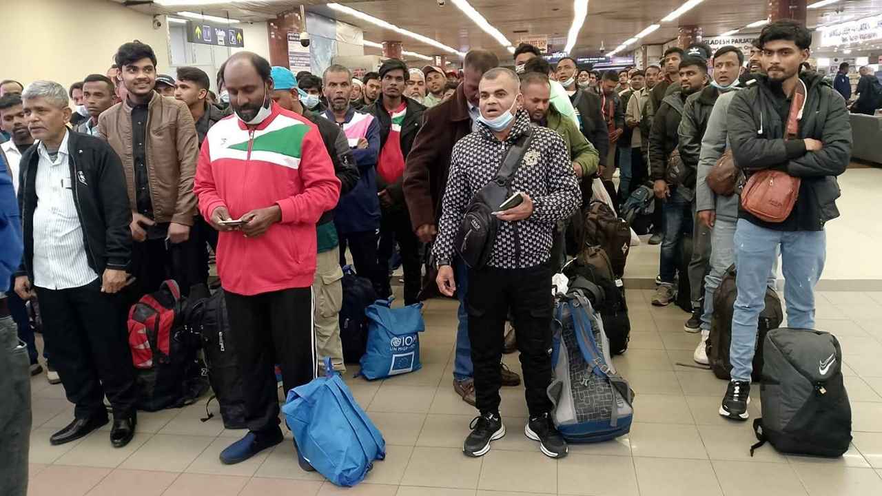 লিবিয়া থেকে দেশে ফিরলেন ১৭৫ বাংলাদেশি