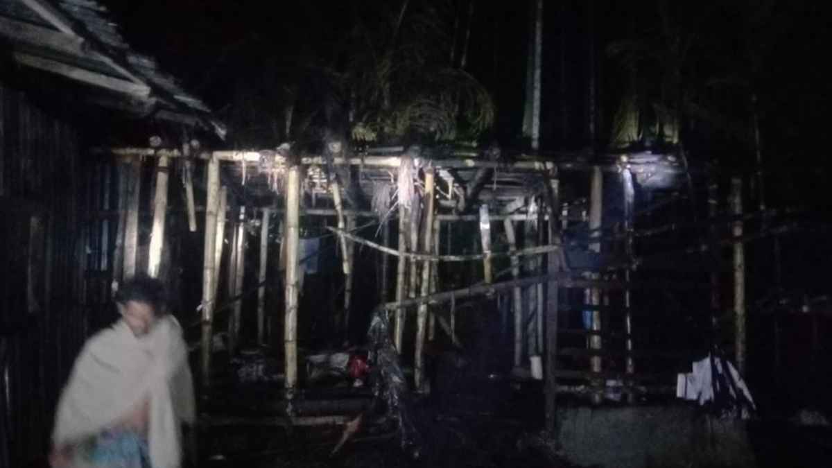 ইন্দুরকানীতে গভীর রাতে বসতঘরে আগুন, হামলা-লুটপাট