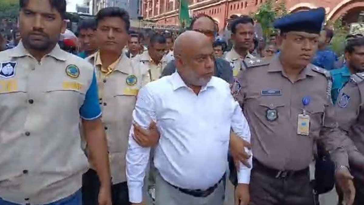 আদালতে হট্টগোলের পর আইনজীবী সমিতির সভাপতি আটক