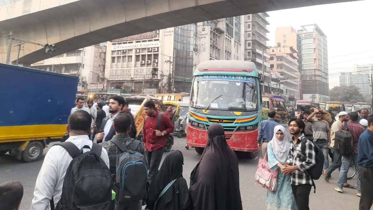 শেষ বিকেলে সড়কে তীব্র যানজট, হেঁটে বাসার উদ্দেশে রোজাদাররা