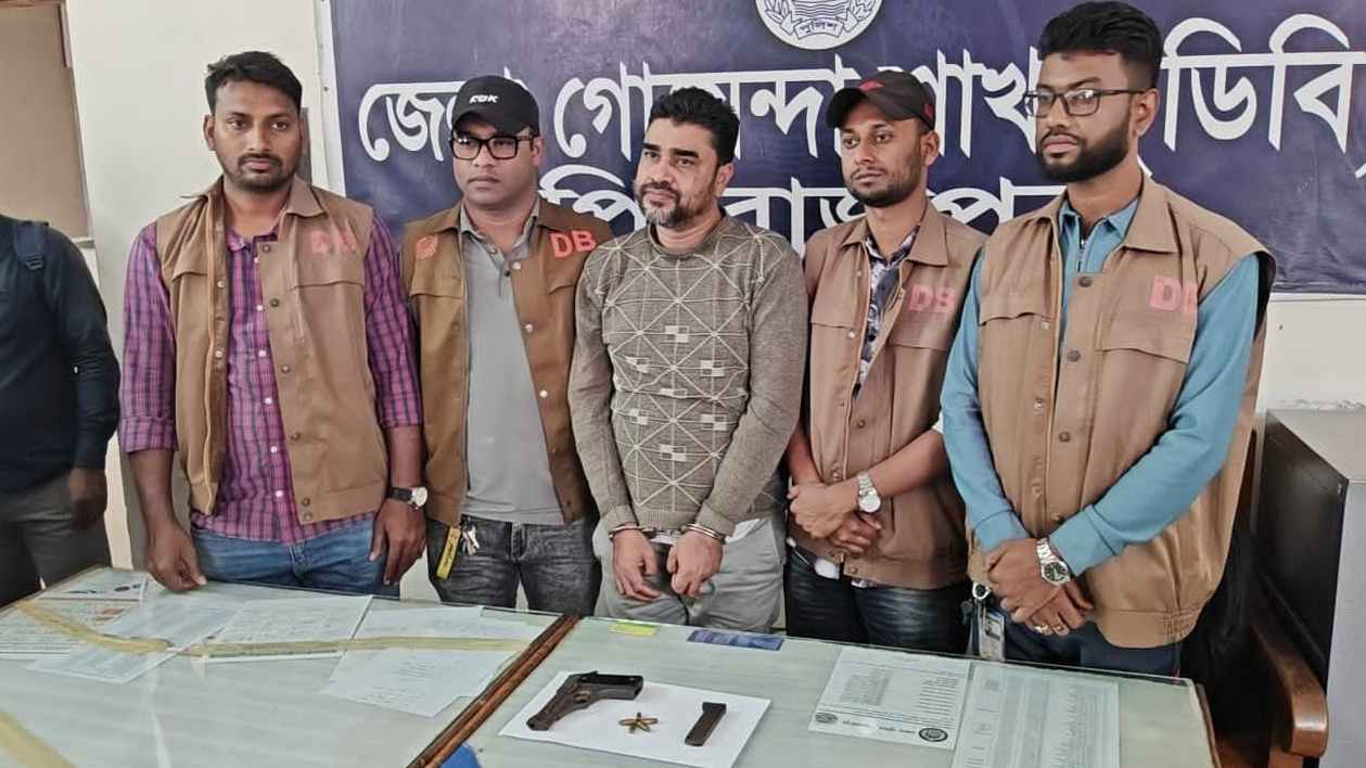 ‎পিরোজপুরে বিদেশি পিস্তলসহ গ্রেফতার ১