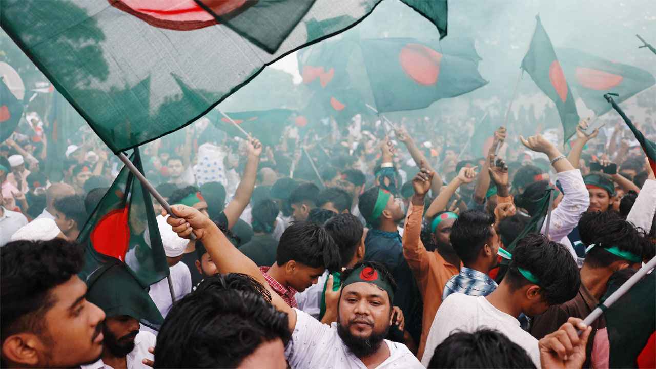 জেন-জি প্রভাবিত বিশ্বের প্রথম নির্বাচন হচ্ছে বাংলাদেশে: রয়টার্স