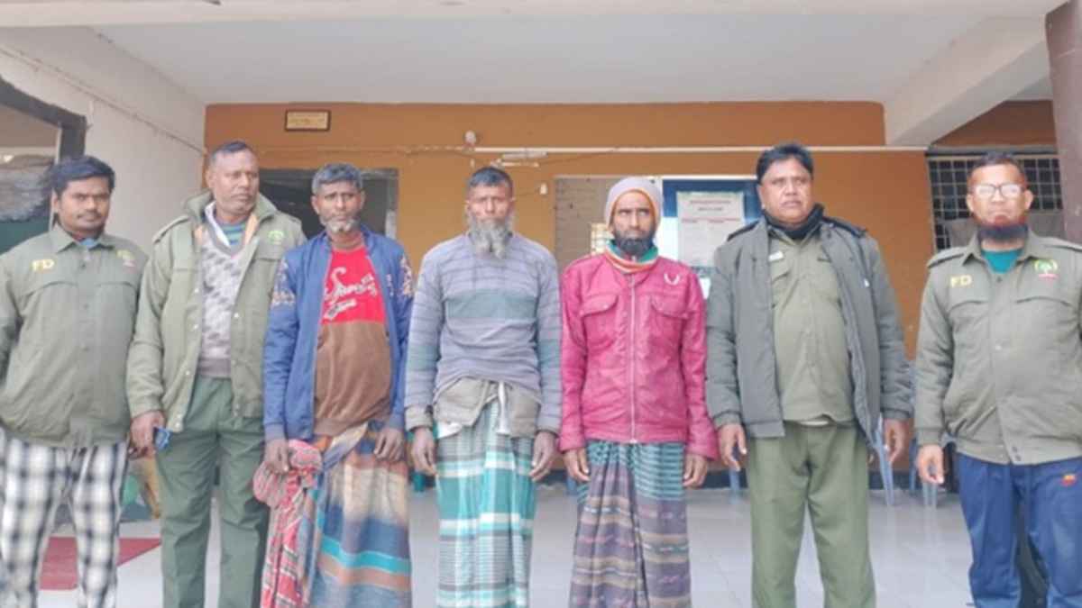 সুন্দরবনের নিষিদ্ধ এলাকায় মাছ ধরায় নৌকাসহ গ্রেফতার ৩