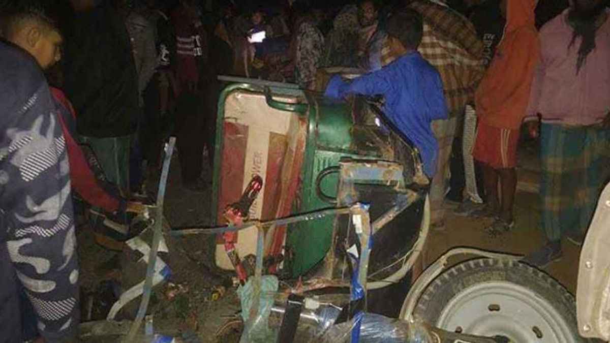 নালিতাবাড়ীতে ট্রাকচাপায় অটোরিকশার চালকসহ নিহত ২