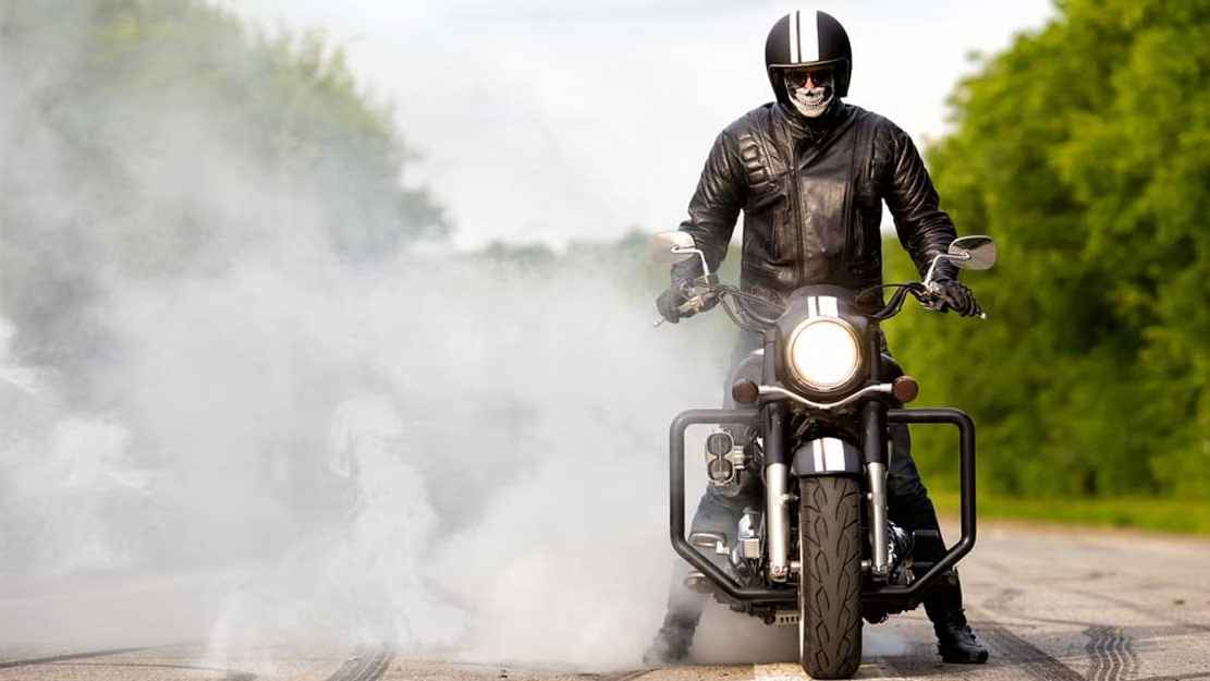 বাইকের সাইলেন্সার দিয়ে সাদা-কালো ধোঁয়া বের হয়? জানুন ইঞ্জিনের কী সমস্য