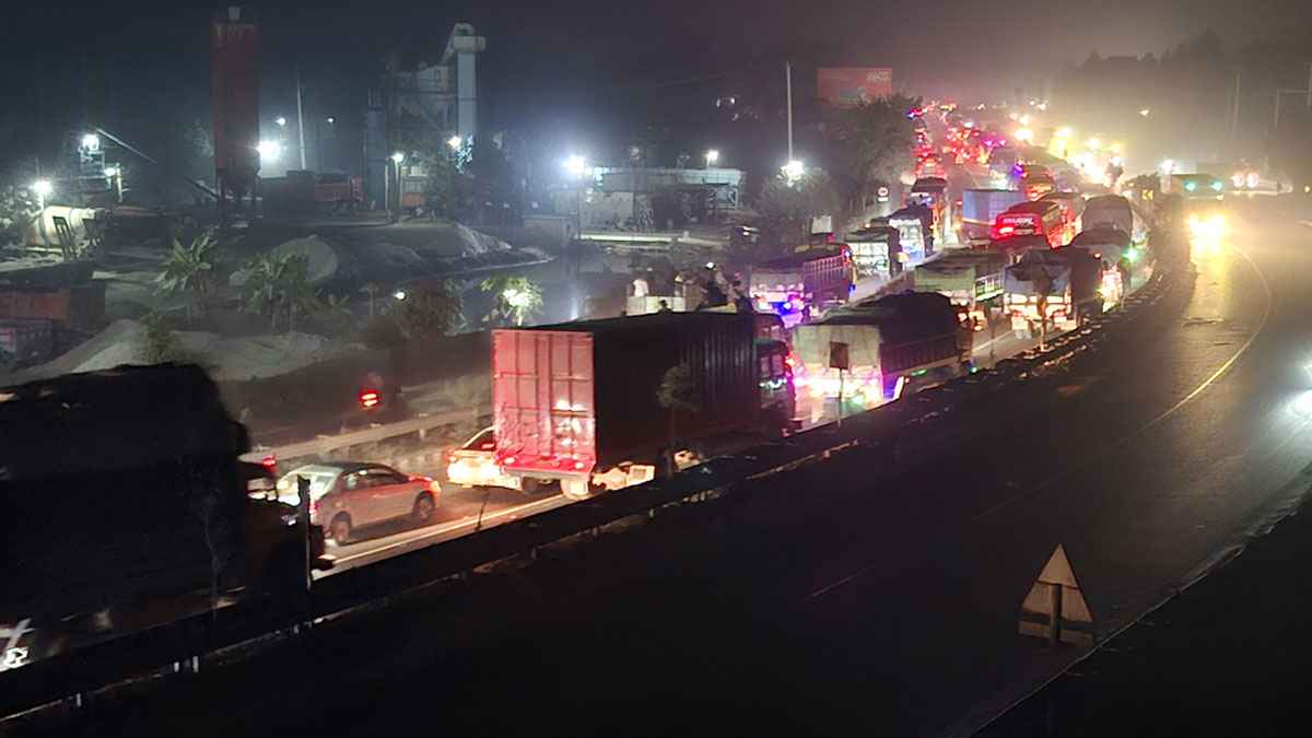 ঢাকা-টাঙ্গাইল-যমুনা সেতু মহাসড়কে থেমে থেমে যানজট