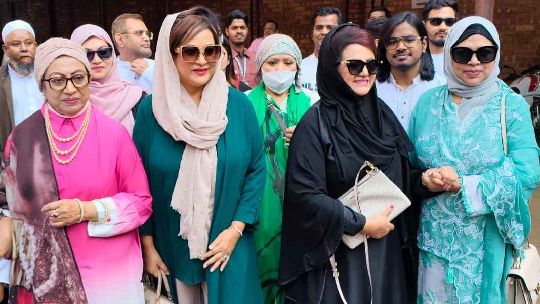 ভোট দিলেন তিন কন্যা