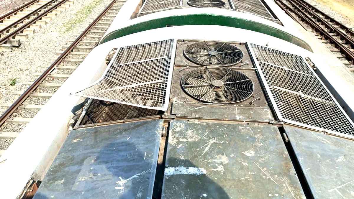 চলন্ত ট্রেনের এসি কোচের কনডেন্সার কয়েল চুরি