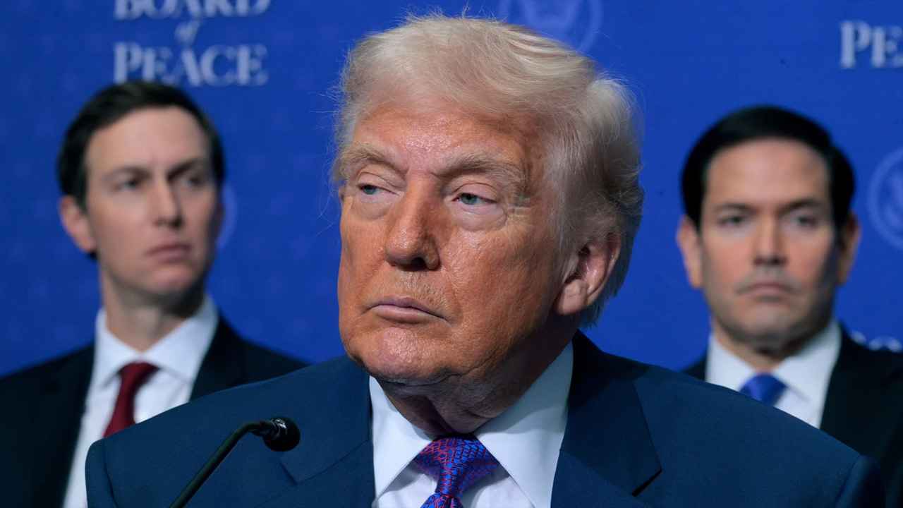 মার্কিন রণতরীকে ইরান কেন পাত্তা দিচ্ছে না?: প্রশ্ন ট্রাম্পের