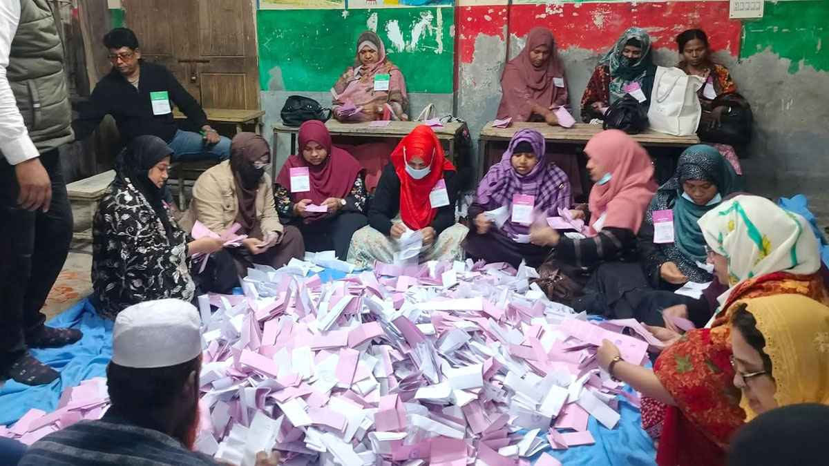 নরসিংদীতে শান্তিপূর্ণ ভোটগ্রহণ শেষে এখন চলছে গণনা