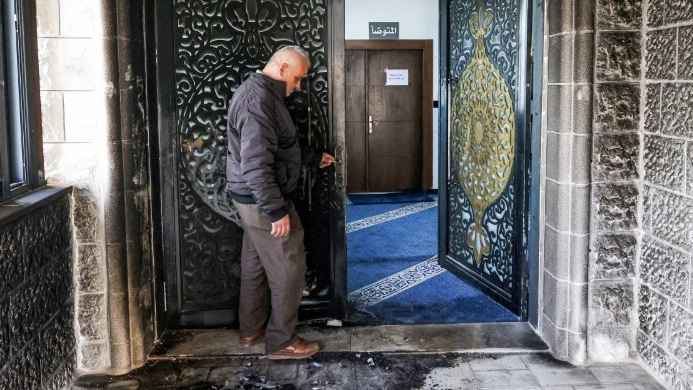 রমজানে ফিলিস্তিনে মসজিদে আগুন দিল ইসরায়েলি দখলদাররা 