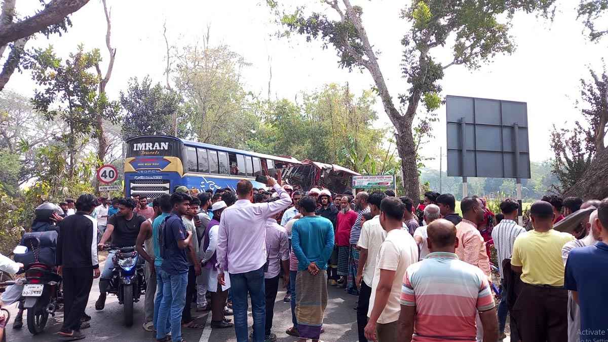 মাদারীপুরে দুটি বাসের মুখোমুখি সংঘর্ষে নিহত ২