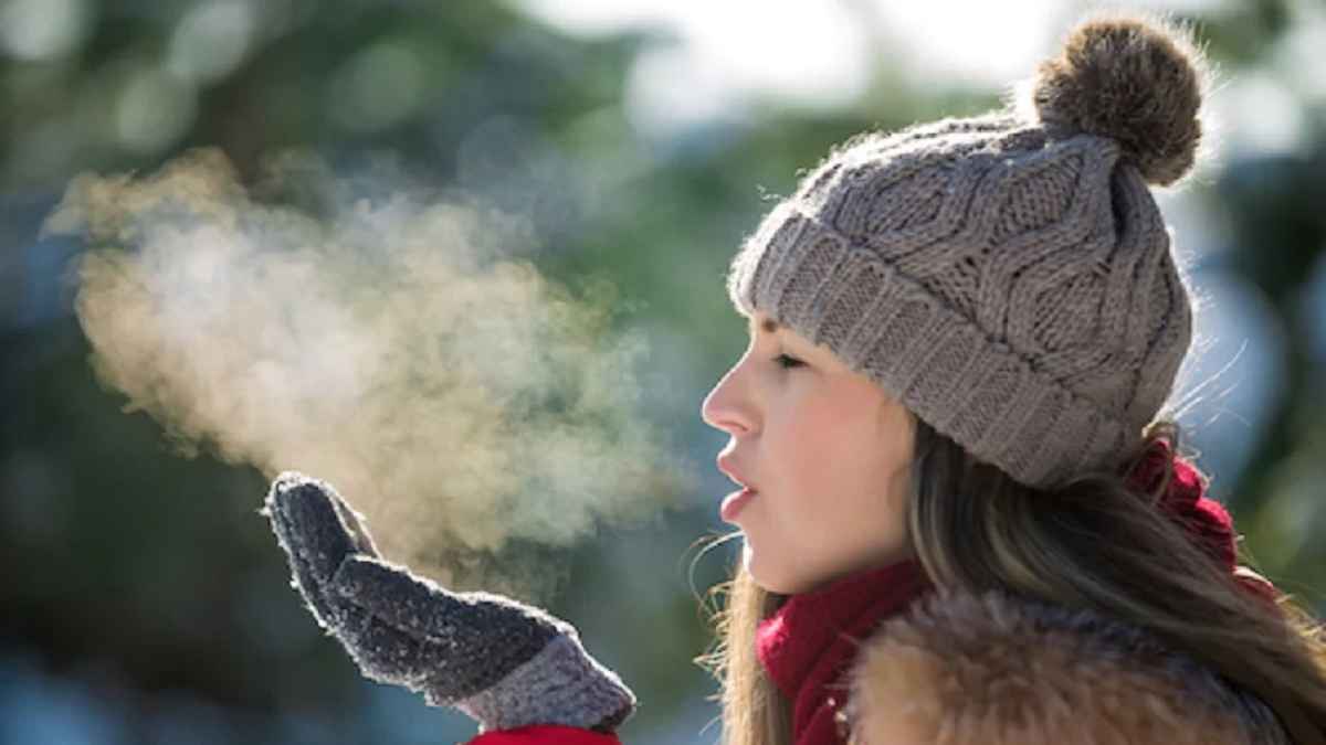 শীতকালে মুখ থেকে ধোঁয়া বের হয় কেন?