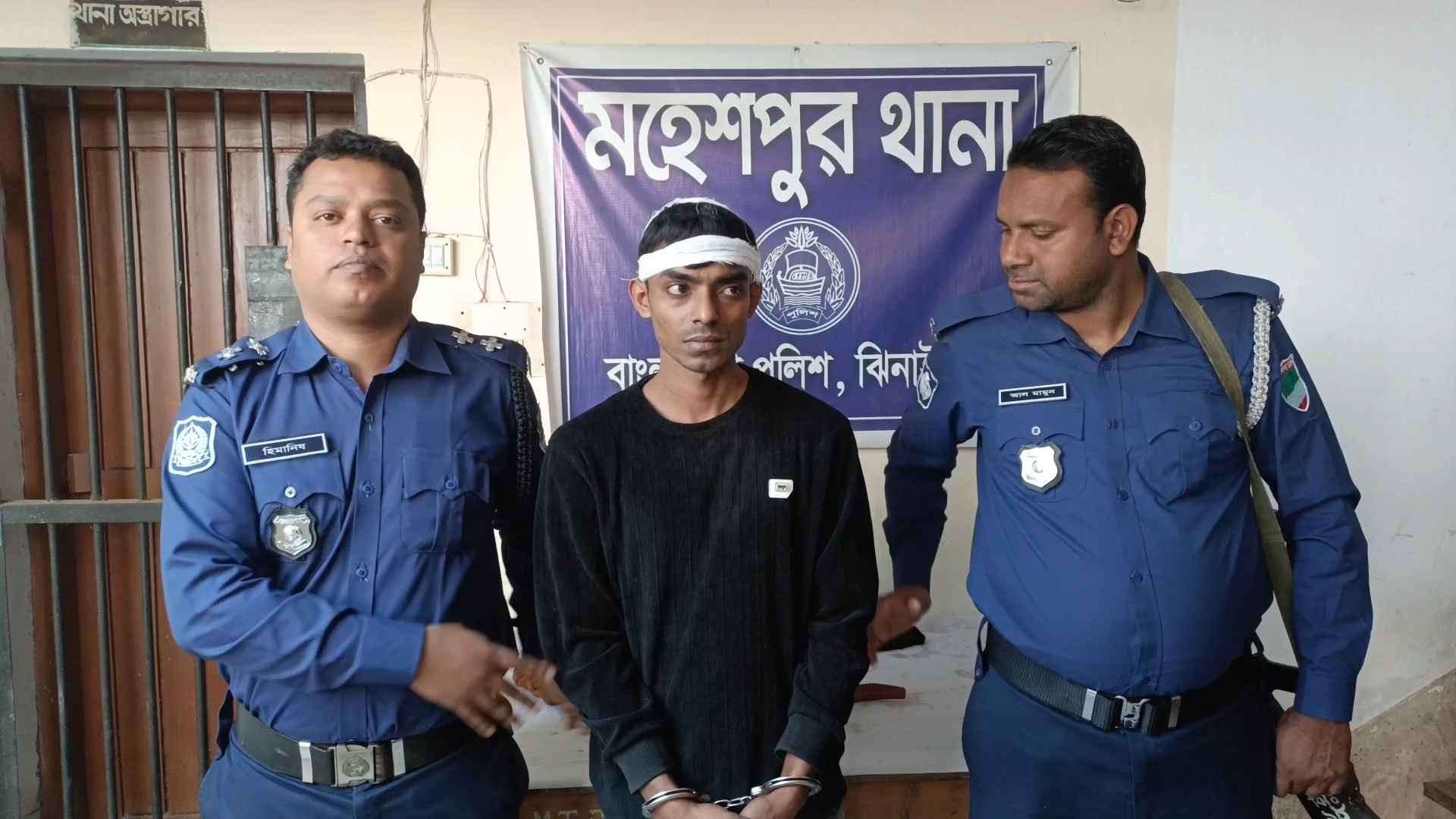 পুলিশের পোশাকে গভীর রাতে অস্ত্রের ভয় দেখিয়ে লুট, আটক ১