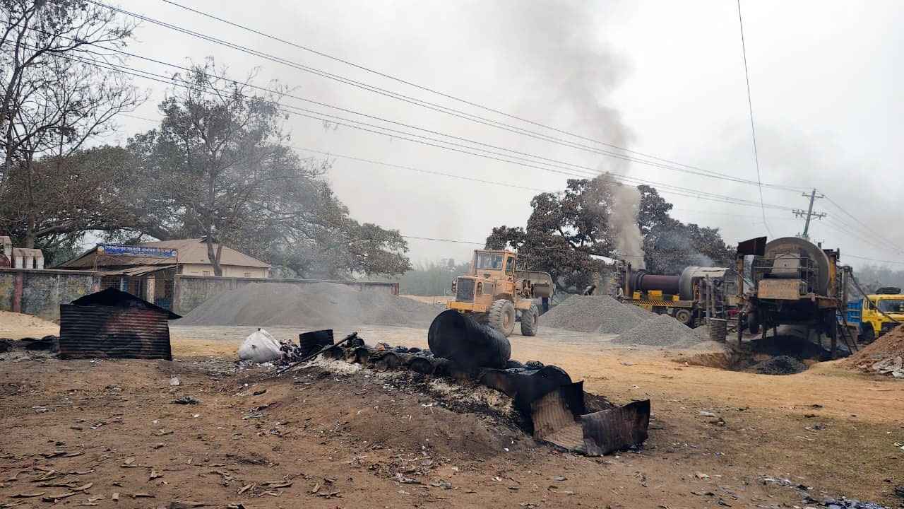 বিদ্যালয়ের আঙিনায় কালো ধোঁয়া, স্বাস্থ্যঝুঁকিতে শিক্ষার্থীরা