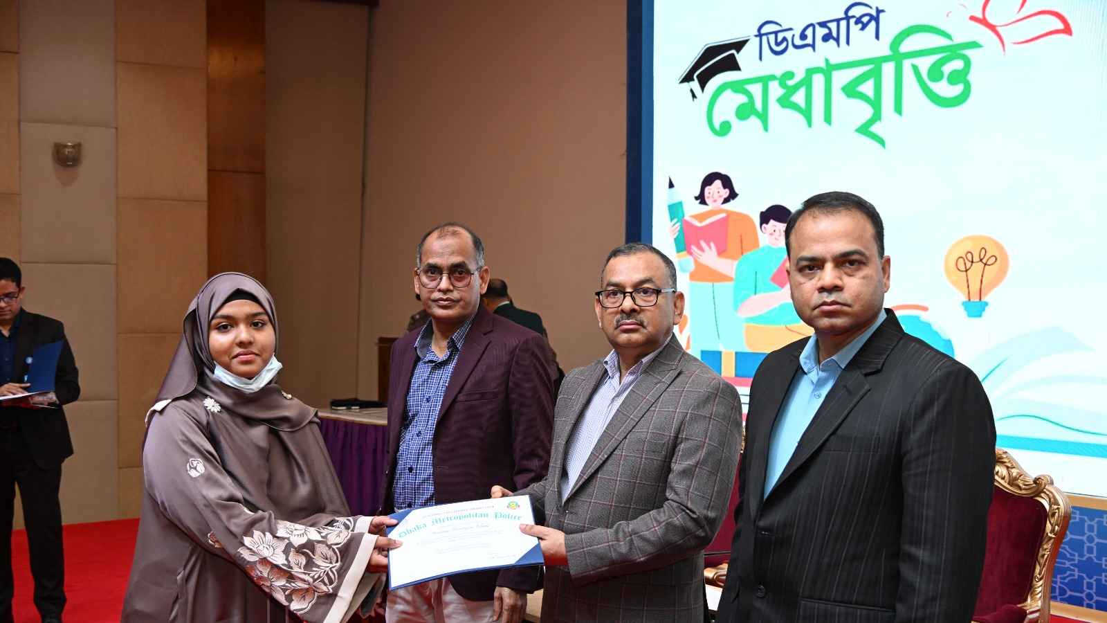 পুলিশ পরিবারের সন্তানদের শিক্ষাবৃত্তি দিলেন ডিএমপি কমিশনার