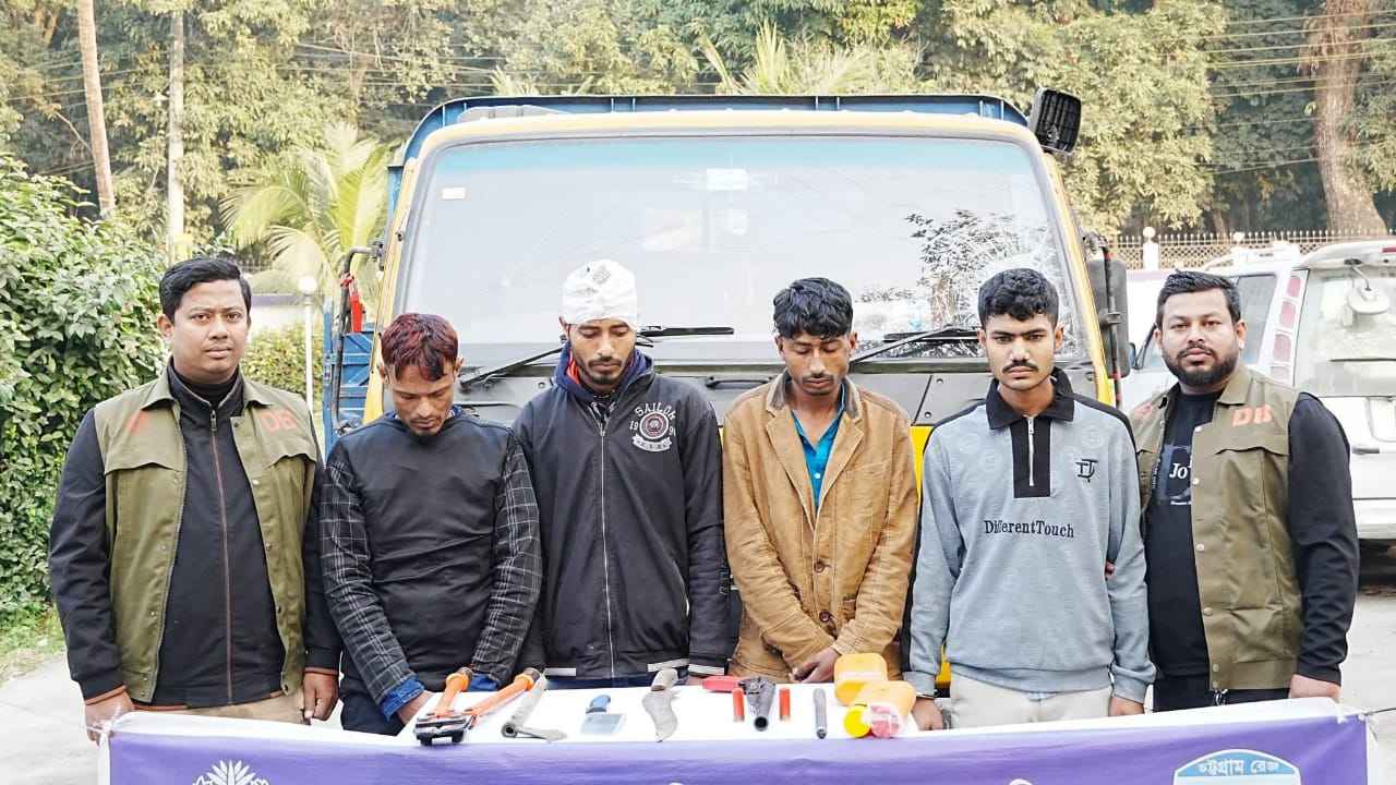দেশীয় অস্ত্রসহ কুমিল্লায় ডিবির হাতে গরু ডাকাত চক্রের ৪ সদস্য গ্রেফতার