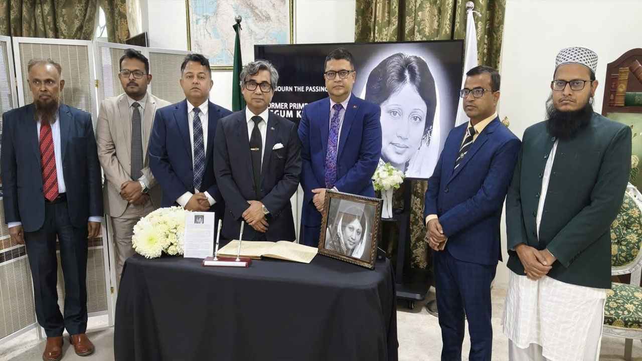 বেগম জিয়ার স্মরণে দোহায় বাংলাদেশ দূতাবাসে খোলা হয়েছে শোক বই