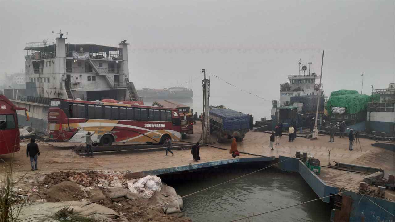৭ ঘণ্টা পর দুই রুটে ফেরি চলাচল স্বাভাবিক