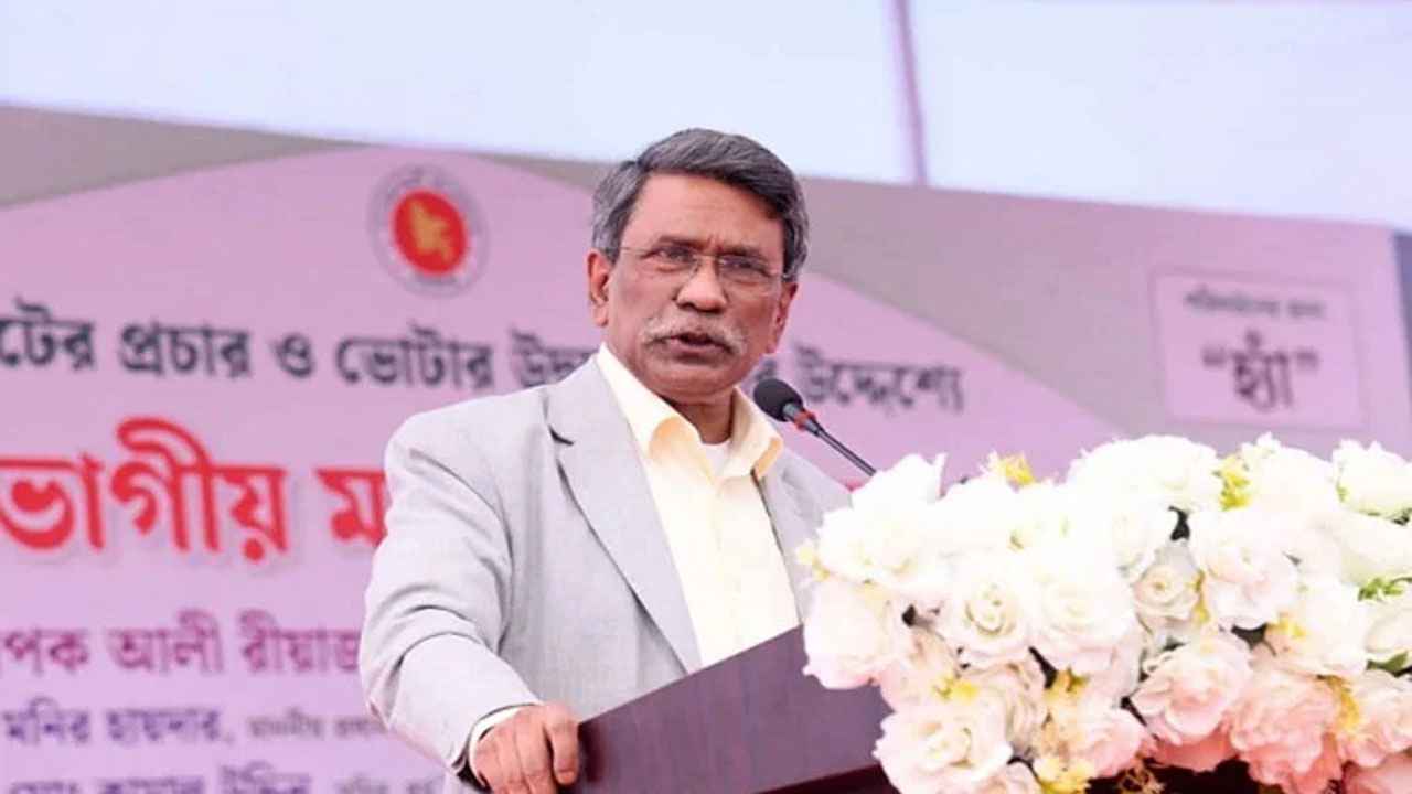 ‘হ্যাঁ’র পক্ষে সরকারি কর্মকর্তাদের প্রচার চালাতে আইনগত বাধা নেই
