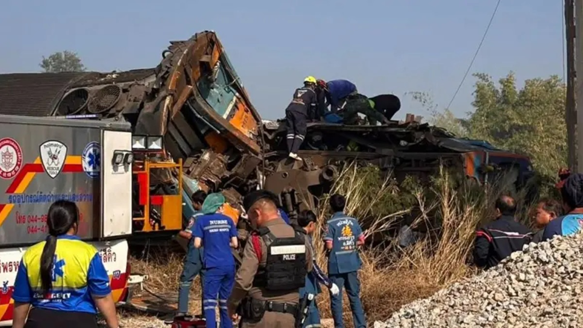 থাইল্যান্ডে ট্রেনের ওপর ক্রেন ভেঙে নিহত বেড়ে ৩২