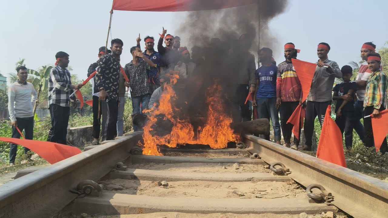 জামালপুরে রেলপথ অবরোধ করে পদবঞ্চিত ছাত্রদল নেতাকর্মীর বিক্ষোভ