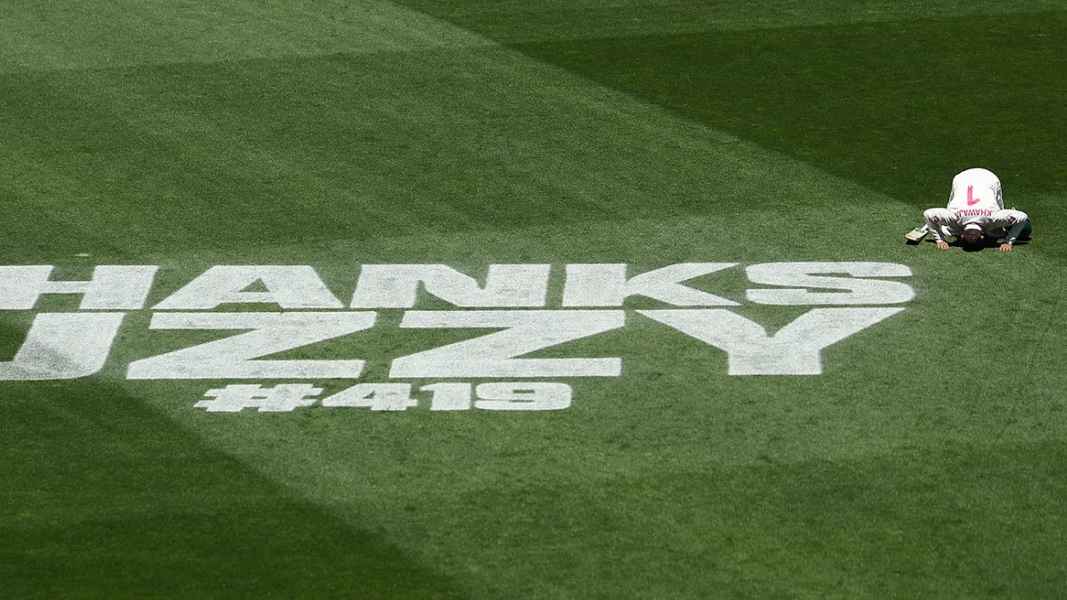 শেষবার মাঠ ছাড়ার আগে সিজদায় অবনত উসমান খাজা