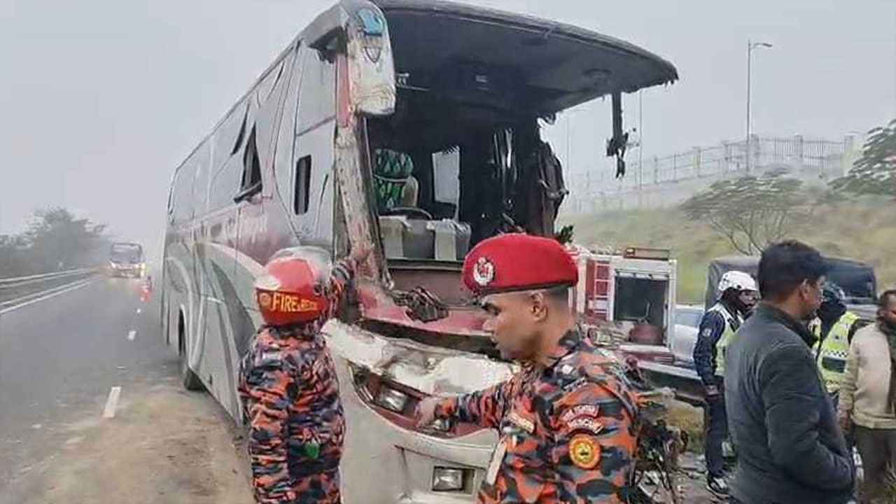 সাত সকালে ঢাকা-মাওয়া এক্সপ্রেসওয়েতে দুর্ঘটনায় নিহত ১, আহত ১৫