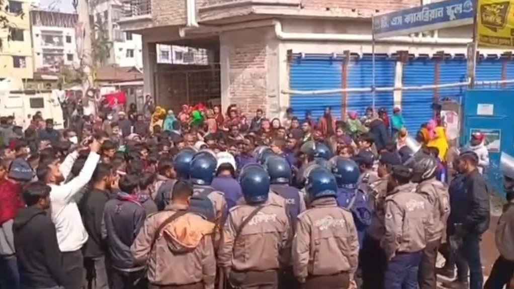 গাজীপুরে সড়ক অবরোধ করে শ্রমিকদের বিক্ষোভ, পুলিশের টিয়ারশেল