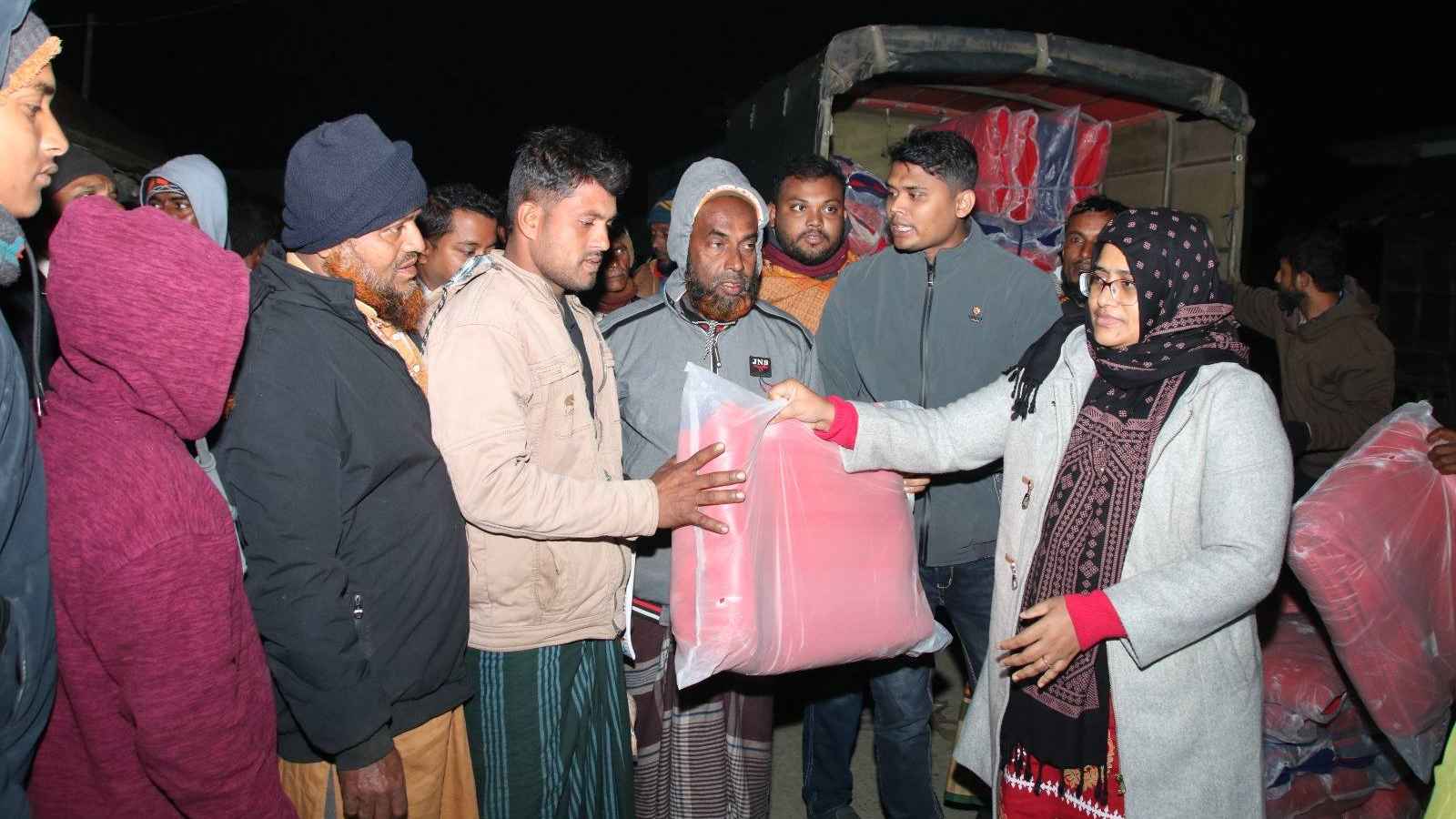 ঠান্ডায় নাকাল সাতক্ষীরাবাসী, রাতে জেলা প্রশাসকের শীতবস্ত্র বিতরণ