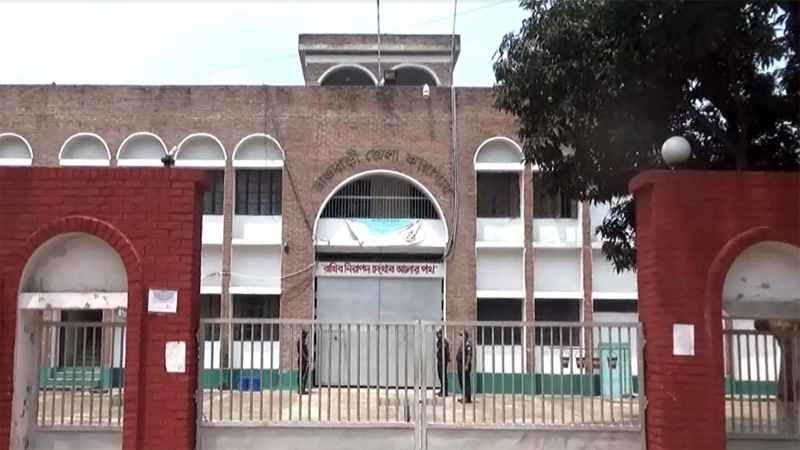 কারাগারের সামনে জামিনে মুক্তি পাওয়া যুবককে লক্ষ্য করে গুলি