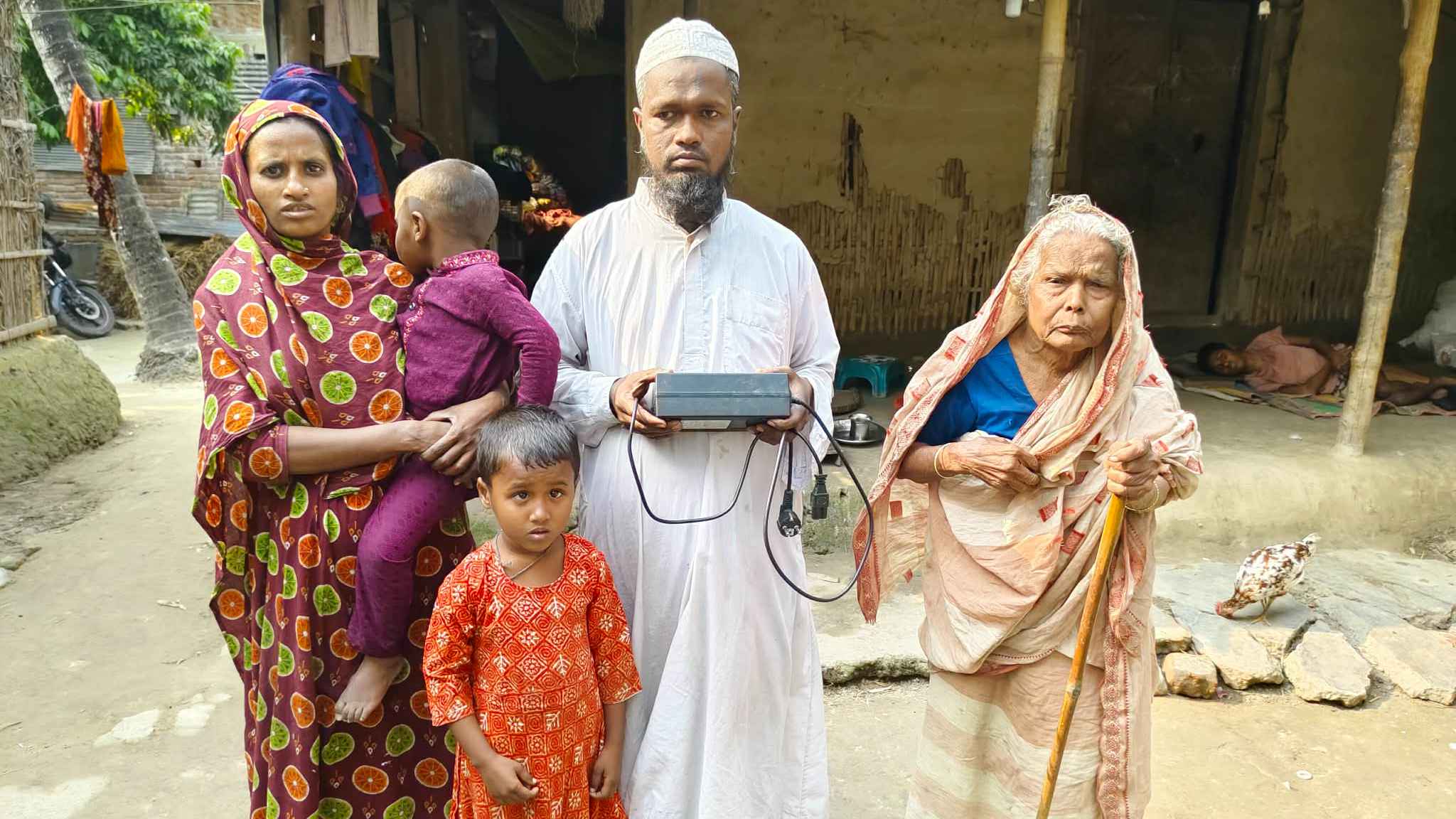 মসজিদে আযান দিতে গিয়ে ভ্যান খোয়ালেন প্রতিবন্ধী আরিফুল, দিশেহারা পরিবার