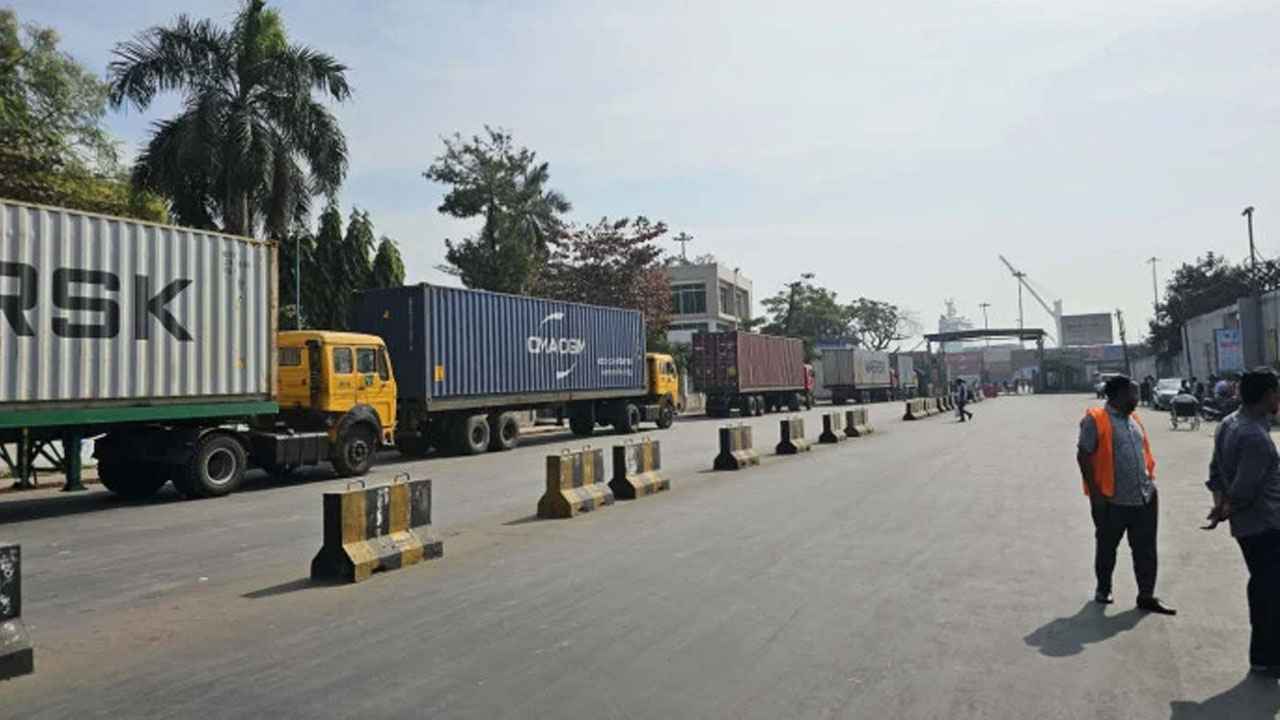 শ্রমিক-কর্মচারীদের কর্মবিরতিতে অচল চট্টগ্রাম বন্দর