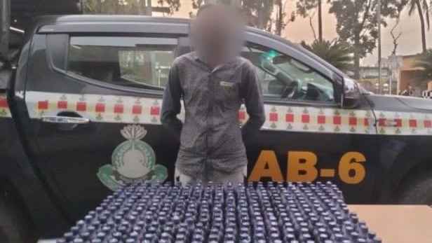 সাতক্ষীরায় মাছের ঘের থেকে বস্তাভর্তি ফেনসিডিল জব্দ, গ্রেফতার ১