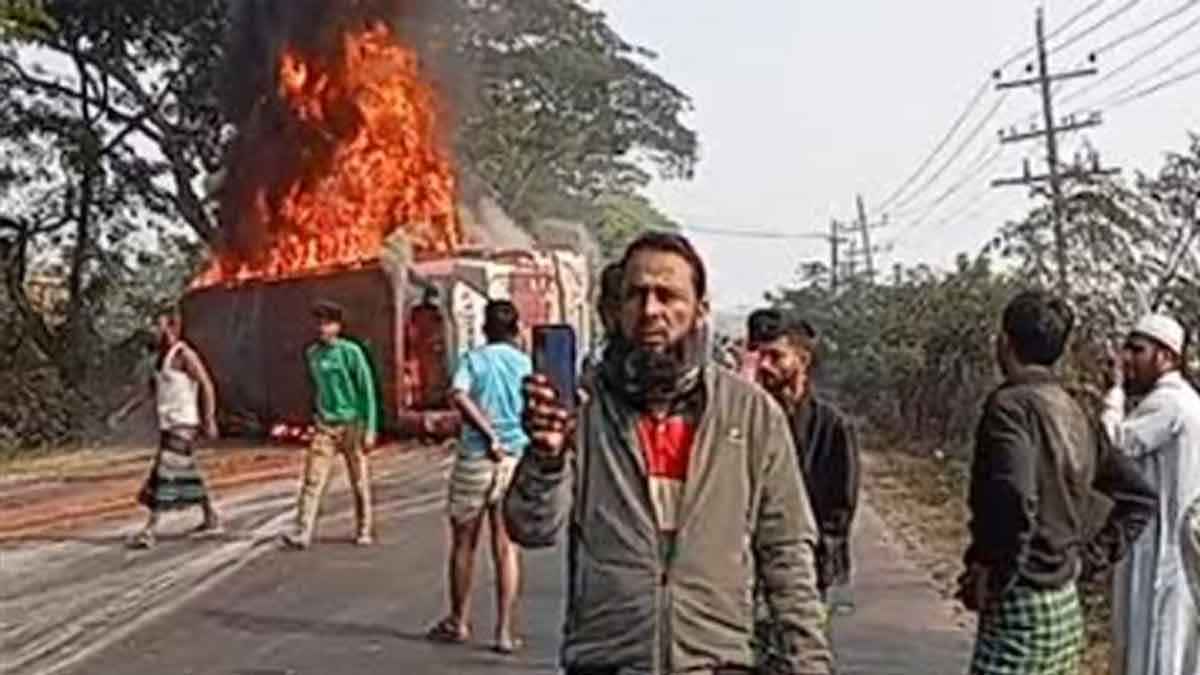 কুমিল্লায় নিয়ন্ত্রণ হারিয়ে চলন্ত বাসে আগুন, নিহত ৪
