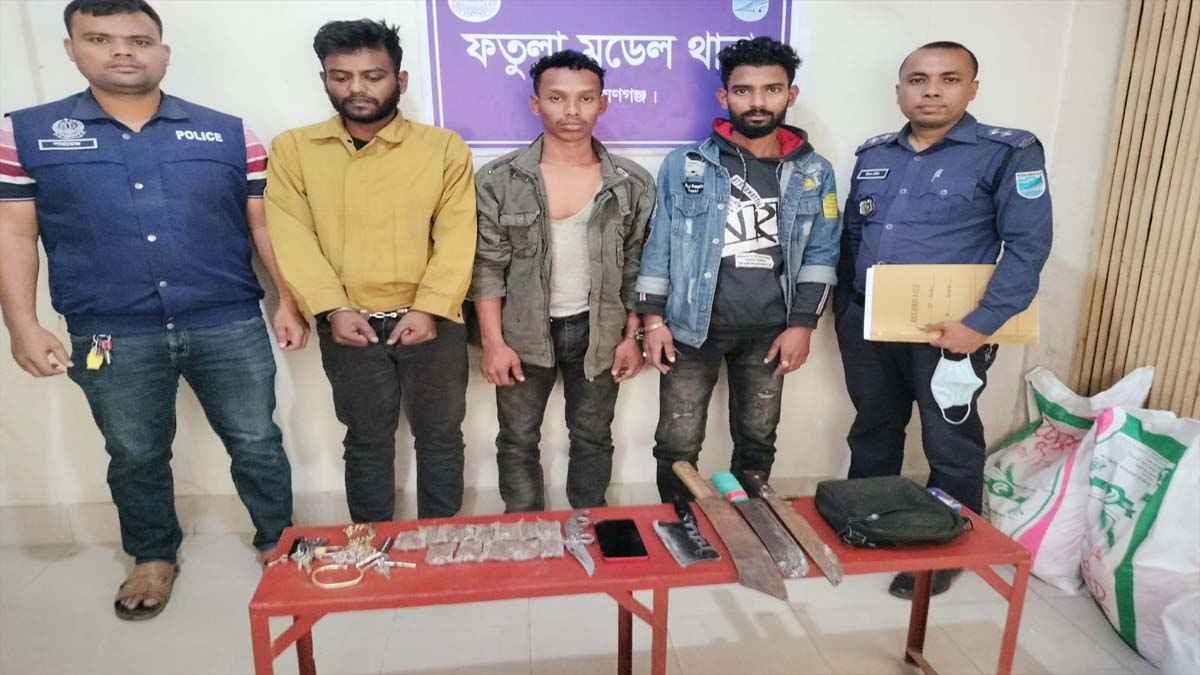 ফতুল্লায় চার মাদক কারবারি গ্রেফতার
