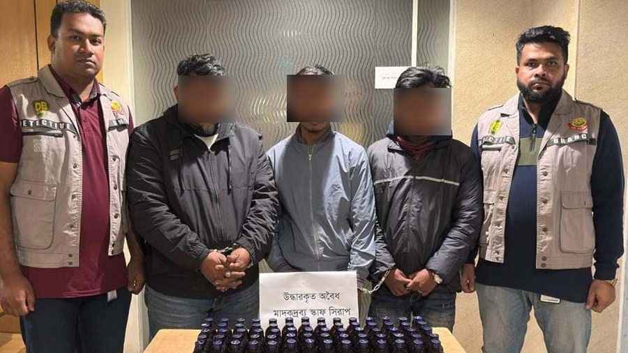 ৭০ বোতল মাদকসহ তিনজন গ্রেফতার