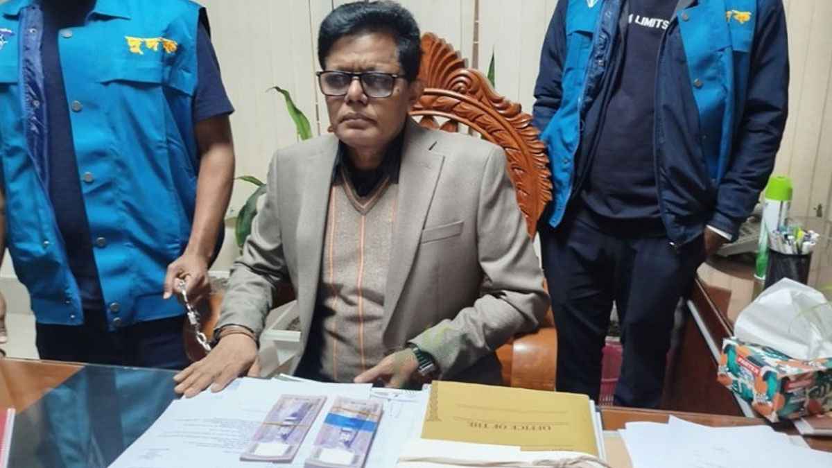 ঘুষের টাকাসহ জেলা শিক্ষা কর্মকর্তা আশরাফুল আলম আটক
