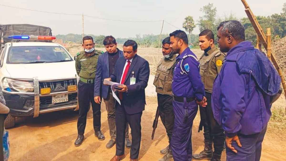 নরসিংদীতে ফসলি জমির মাটি কাটায় ইটভাটাকে জরিমানা